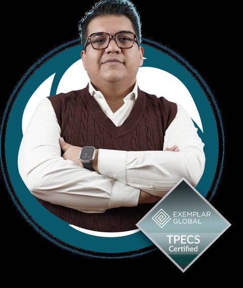 Profesional headshot de Francisco Hurtado con lentes, chaleco burdeos, camisa blanca y brazos cruzados, con insignia TPECS Certified visible