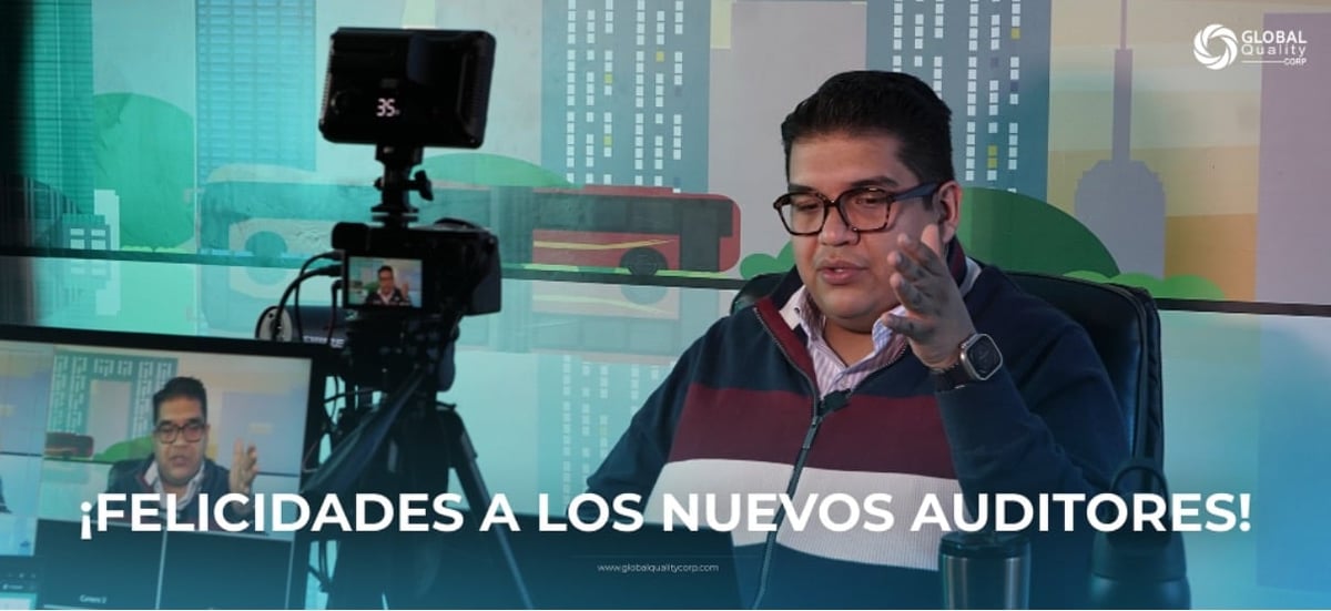 Persona con lentes hablando a cámara en estudio profesional con fondo de horizonte de ciudad y texto dando la bienvenida a nuevas audiencias